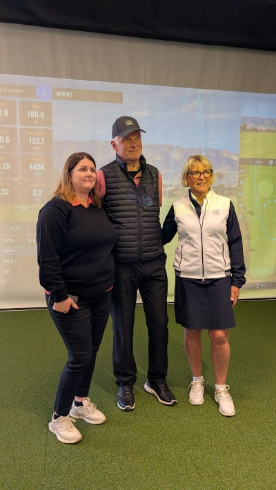 Representanter från Bosjökloster Golfklubb i golfstudion